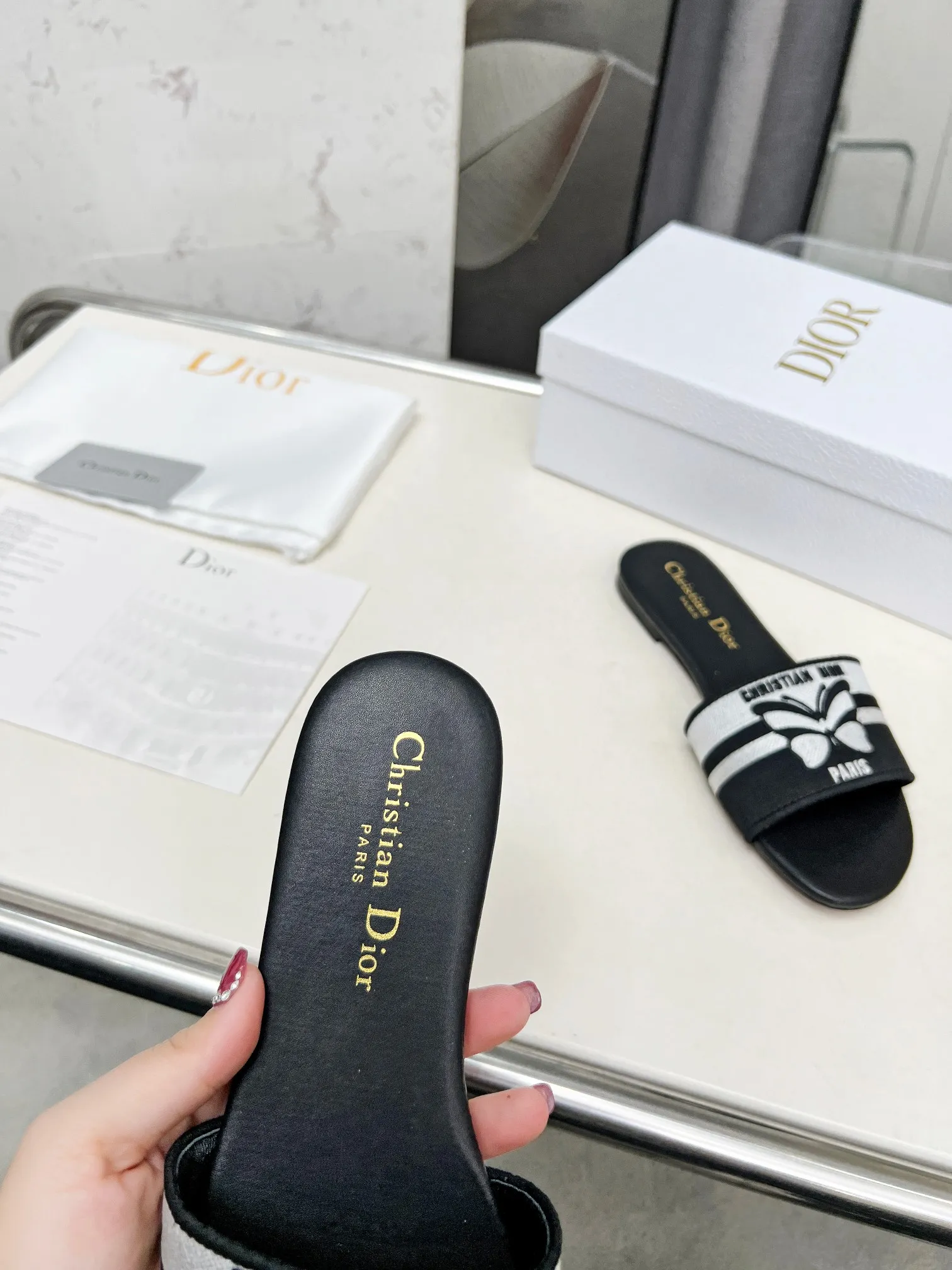 👟👟Ex-factory price 280👟👟 Genuine leather sole +30 CD•Dior women's presbyopic embroidered leather sole slippers Christian Dior has always been synonymous with magnificence and elegance, and has always been at the top of the fashion palace👍 What is particularly worth mentioning is: the embroidered ✨ pattern on the sole reproduces one of the cherished symbols of Christian Dior✅ More than a hundred colors to choose from ◽️️Upper: Selected top-quality embroidered cotton ◽️Inner lining: imported sheepskin ◽Number 35-40 (customized at 41.42.43)